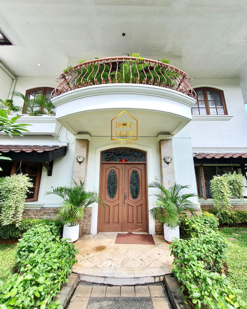 HS1660 Rumah  3 Lantai Ada Pool. Design Mediterranean Classic. Ada Lapangan Tenis. Security 24 Jam