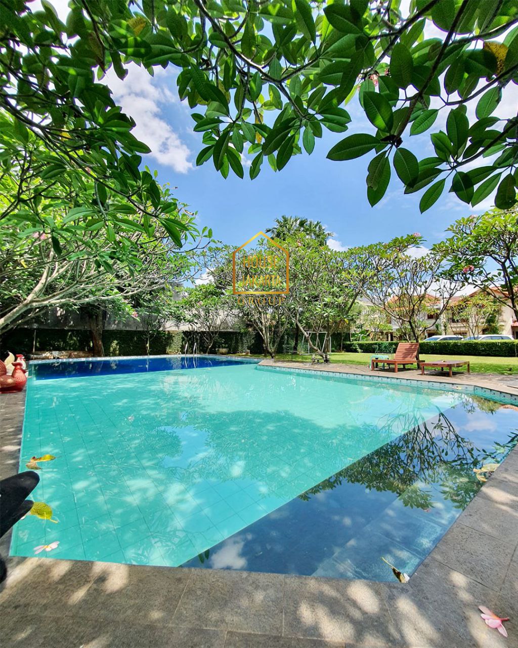 HS1660 Rumah  3 Lantai Ada Pool. Design Mediterranean Classic. Ada Lapangan Tenis. Security 24 Jam