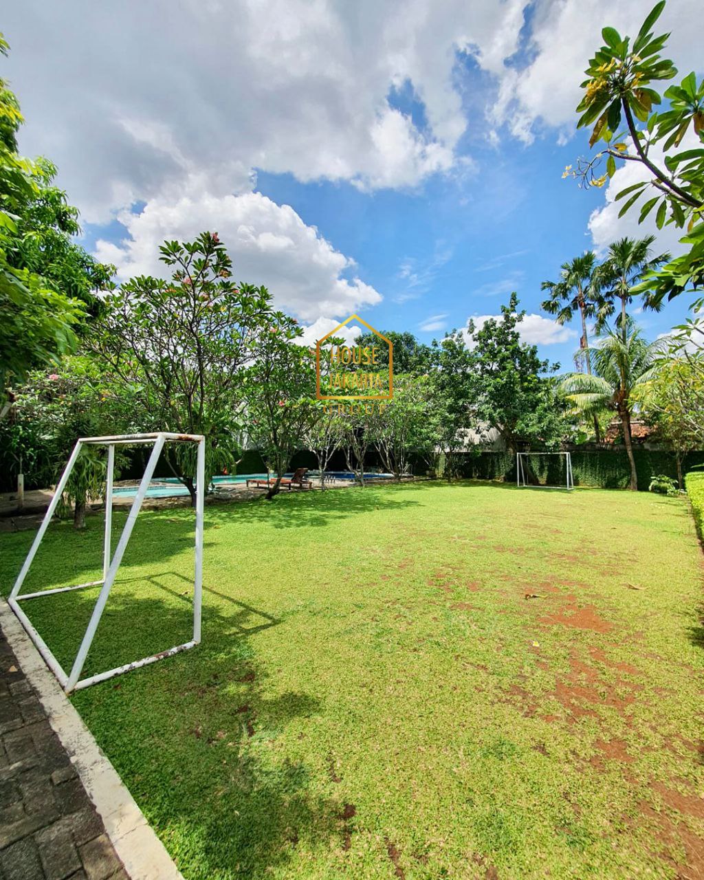 HS1660 Rumah  3 Lantai Ada Pool. Design Mediterranean Classic. Ada Lapangan Tenis. Security 24 Jam