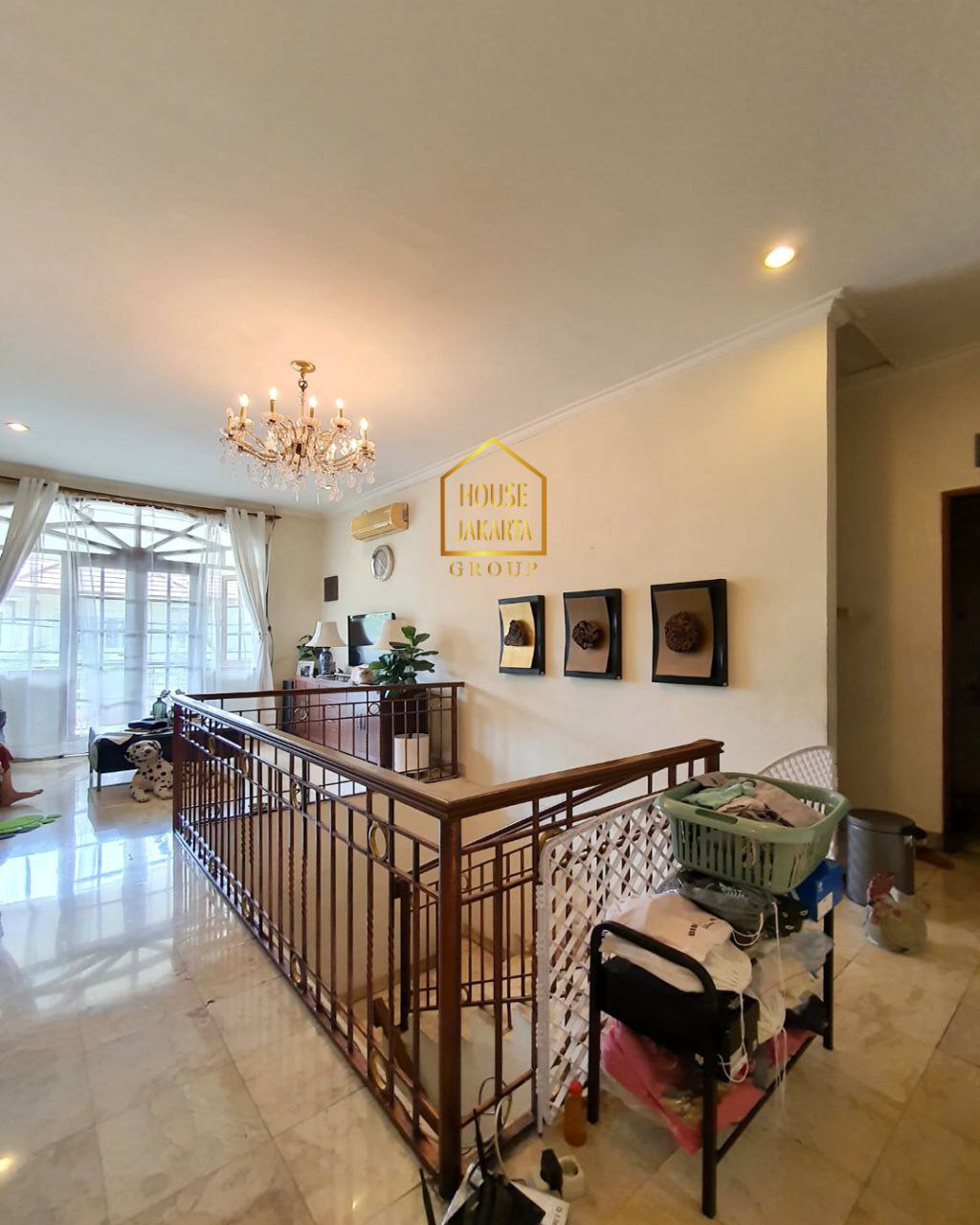 HS1660 Rumah  3 Lantai Ada Pool. Design Mediterranean Classic. Ada Lapangan Tenis. Security 24 Jam