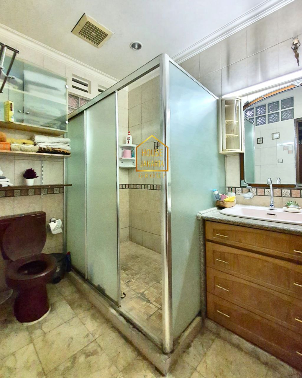 HS1660 Rumah  3 Lantai Ada Pool. Design Mediterranean Classic. Ada Lapangan Tenis. Security 24 Jam