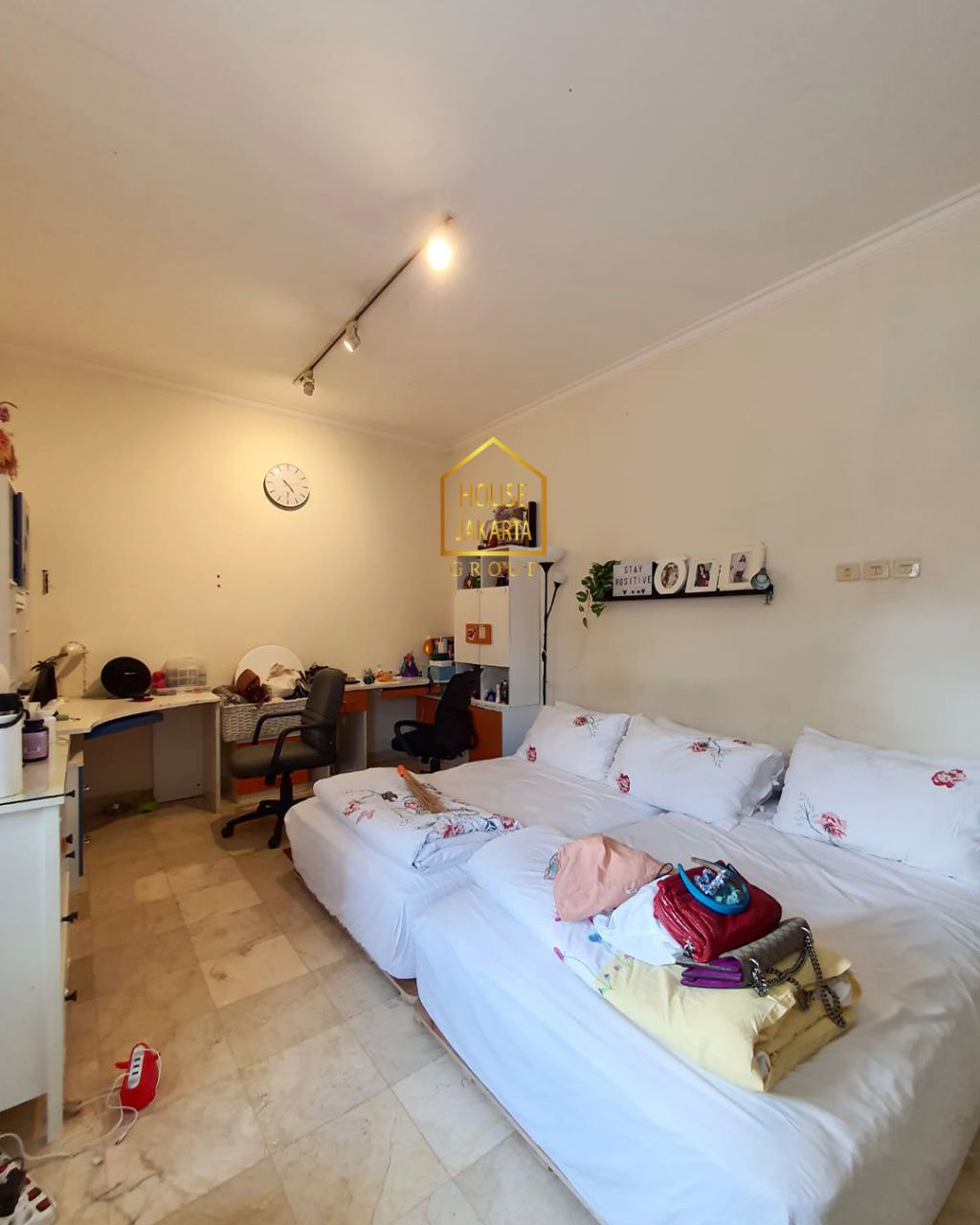 HS1660 Rumah  3 Lantai Ada Pool. Design Mediterranean Classic. Ada Lapangan Tenis. Security 24 Jam