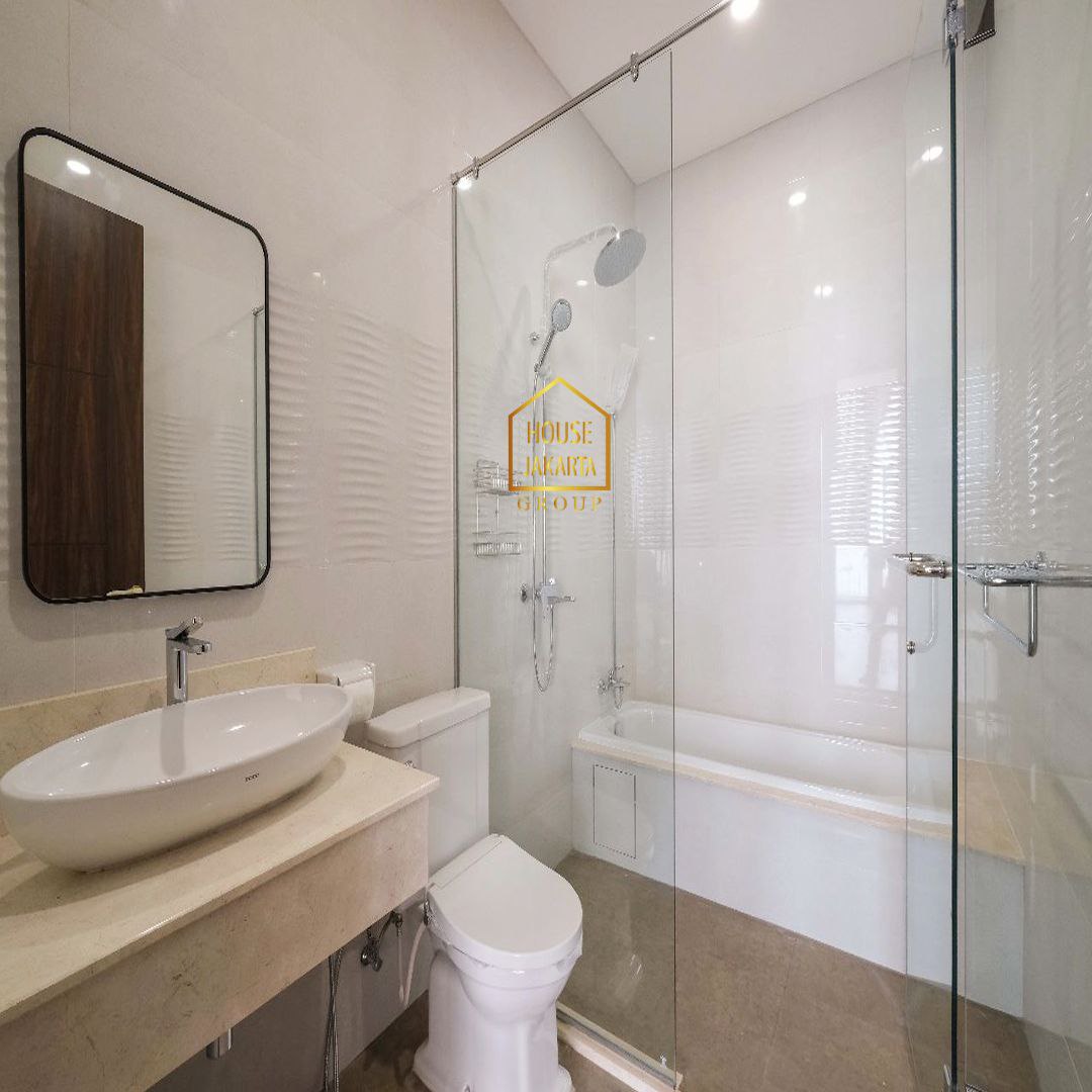 HS1663 Brand New Luxury House, Ada Pool & Lift, 3 Lantai. Lingkungan Tenang, Elite & Prime 