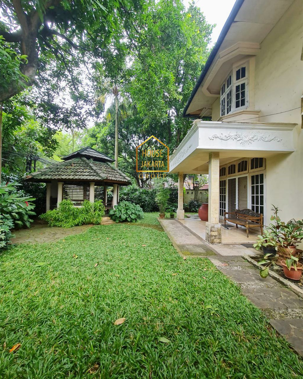 HS1664 Rumah 2 Lantai Dengan  Akses Jalan Lebar. Lingkungan Elite & Tenang. Dekat Stasiun MRT