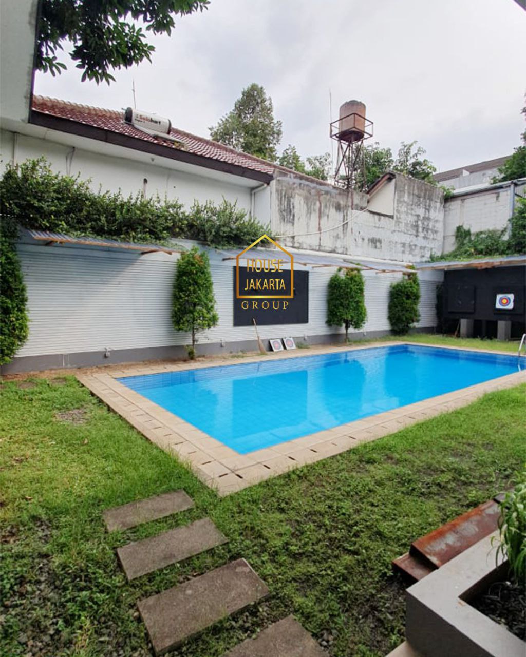 HS1665 Rumah Siap Huni, 1 Taman Luas & Pool, Lingkungan Tenang, Bebas Banjir