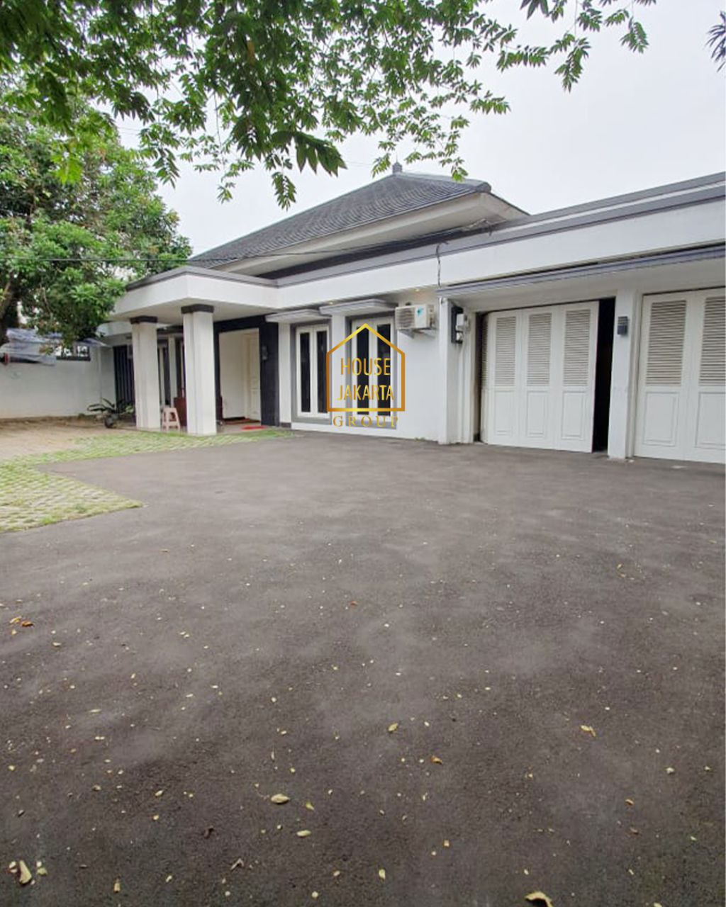 HS1665 Rumah Siap Huni, 1 Taman Luas & Pool, Lingkungan Tenang, Bebas Banjir