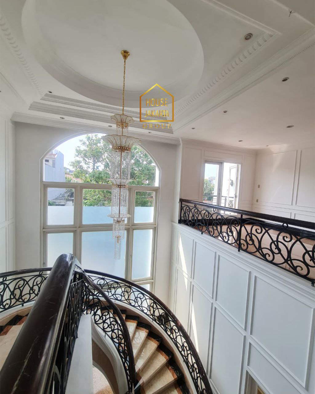 HR1667 Bangunan 3 Lantai Ada Basement & Pool • Hadap Timur • Jalan Lebar • Lingkungan Tenang