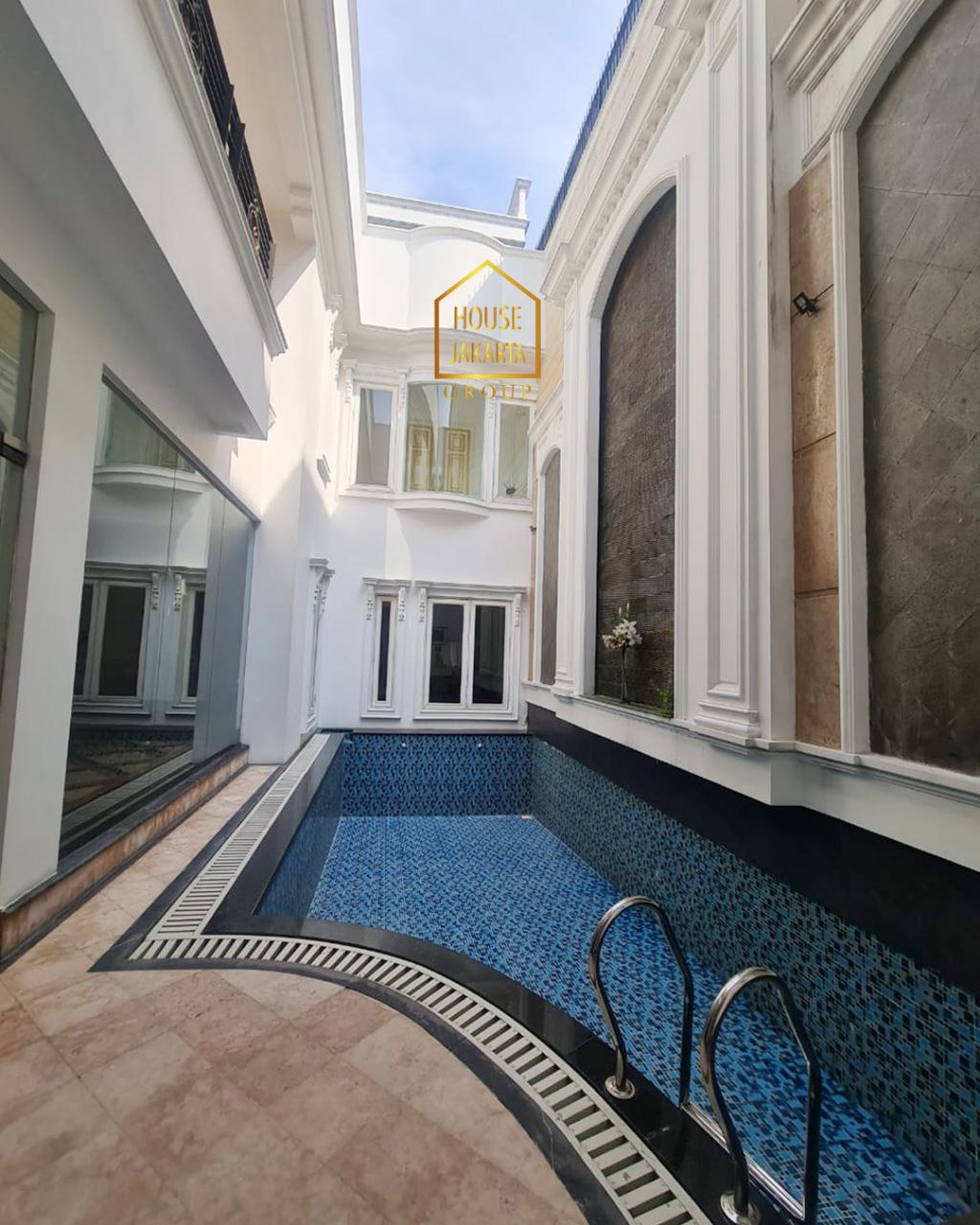 HR1667 Bangunan 3 Lantai Ada Basement & Pool • Hadap Timur • Jalan Lebar • Lingkungan Tenang