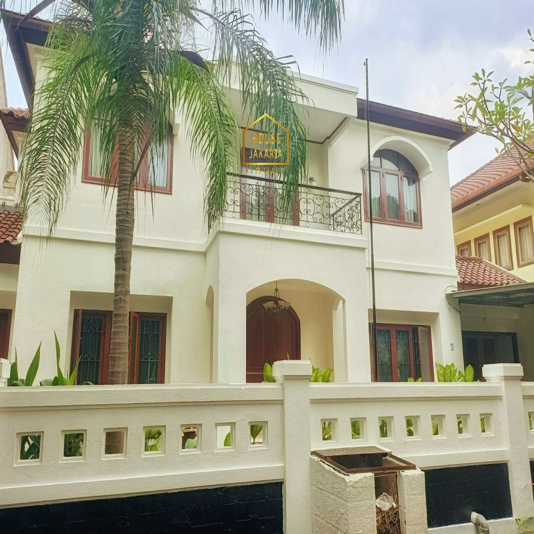 HS1672 Rumah 2 Lantai Dengan Taman Luas. Lingkungan Tenang. Daerah Komplek Menteri