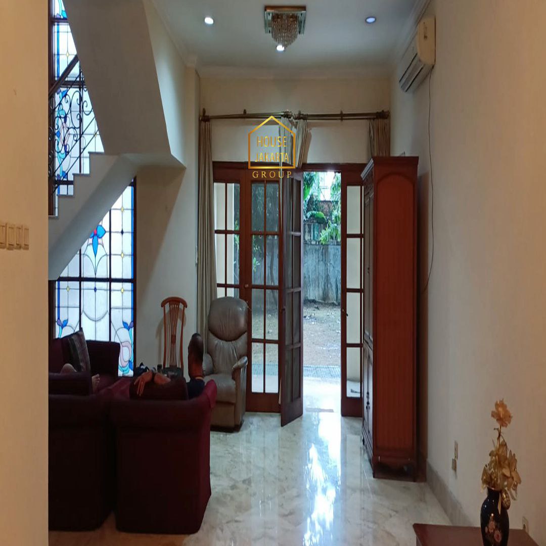HS1672 Rumah 2 Lantai Dengan Taman Luas. Lingkungan Tenang. Daerah Komplek Menteri