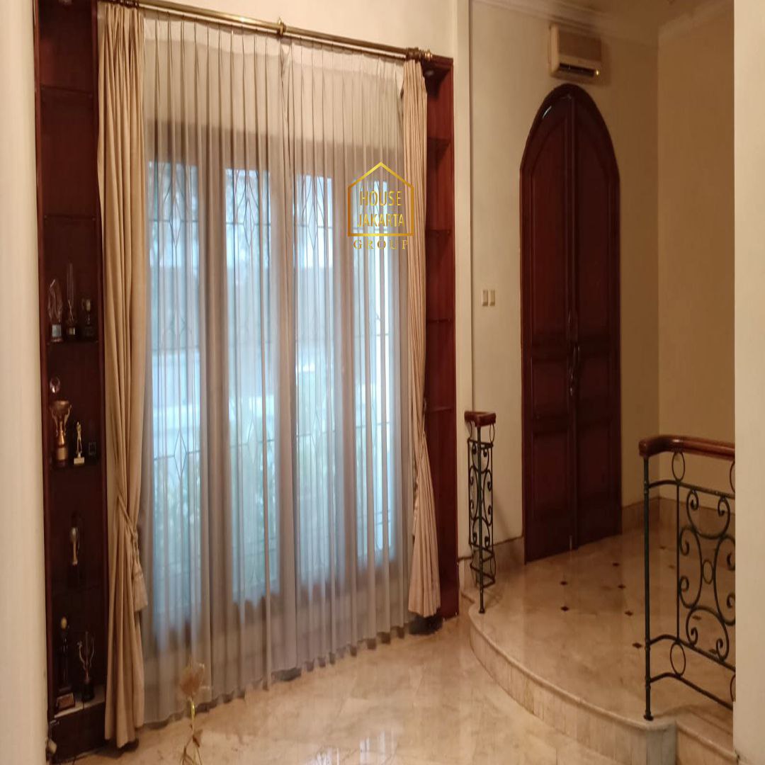 HS1672 Rumah 2 Lantai Dengan Taman Luas. Lingkungan Tenang. Daerah Komplek Menteri