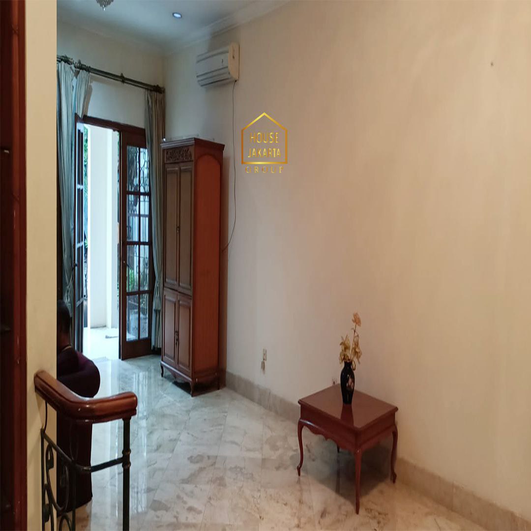 HS1672 Rumah 2 Lantai Dengan Taman Luas. Lingkungan Tenang. Daerah Komplek Menteri