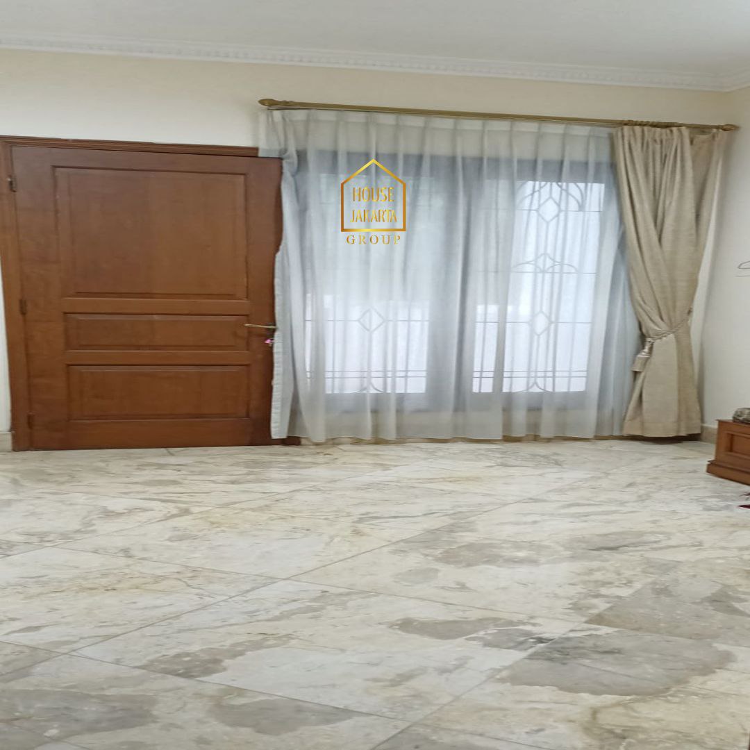 HS1672 Rumah 2 Lantai Dengan Taman Luas. Lingkungan Tenang. Daerah Komplek Menteri