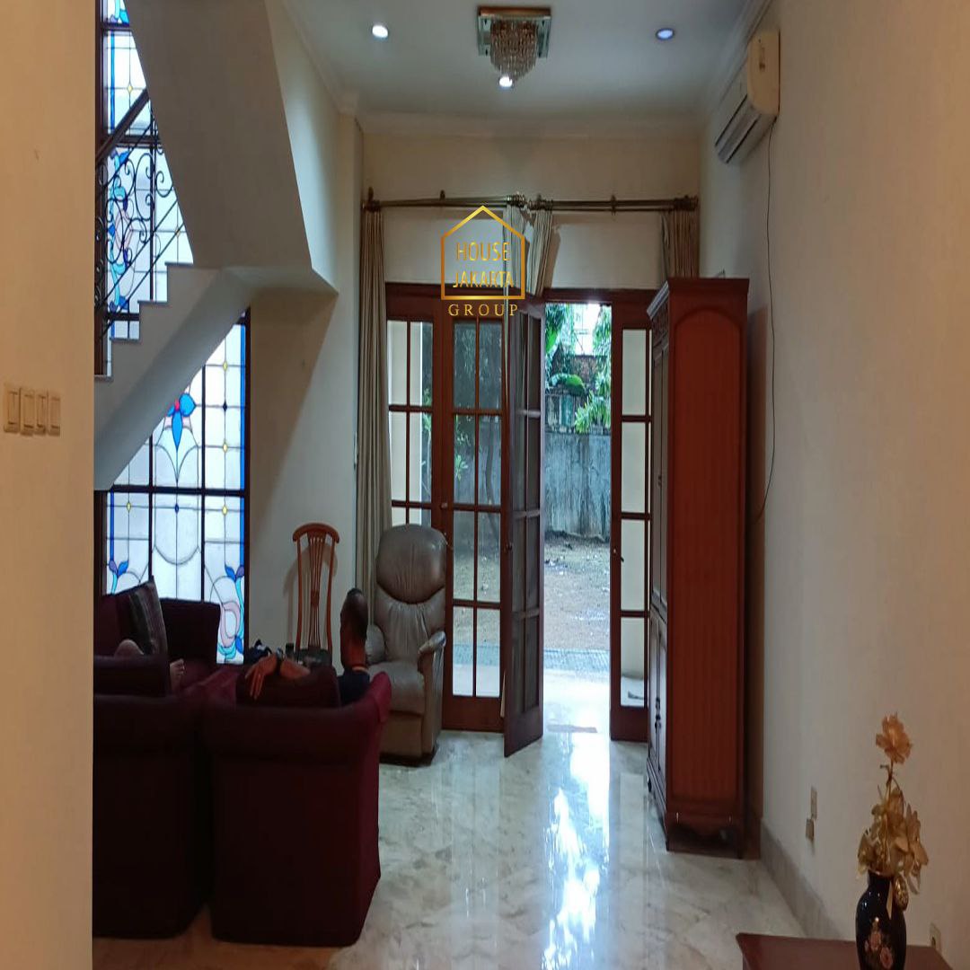 HS1672 Rumah 2 Lantai Dengan Taman Luas. Lingkungan Tenang. Daerah Komplek Menteri