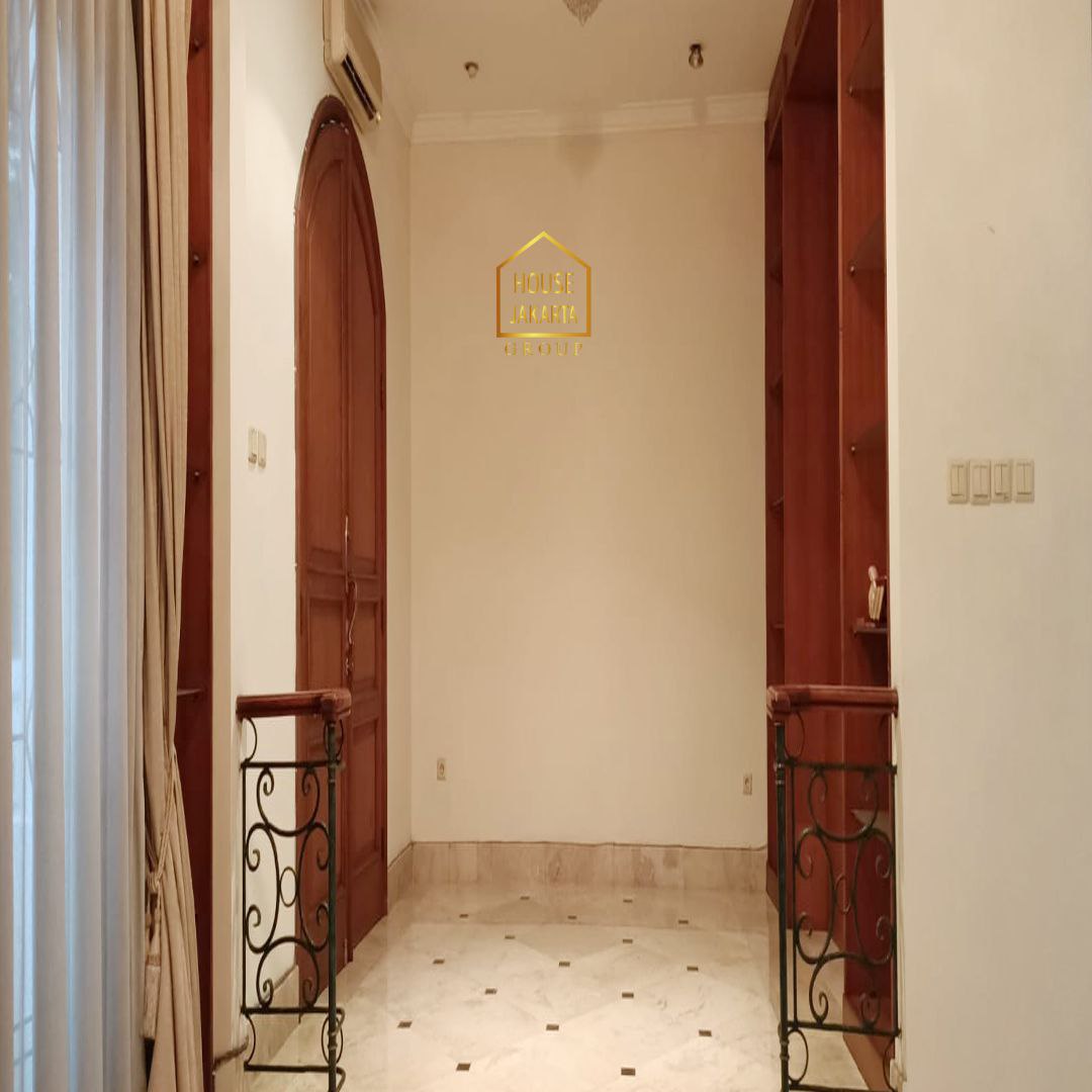 HS1672 Rumah 2 Lantai Dengan Taman Luas. Lingkungan Tenang. Daerah Komplek Menteri