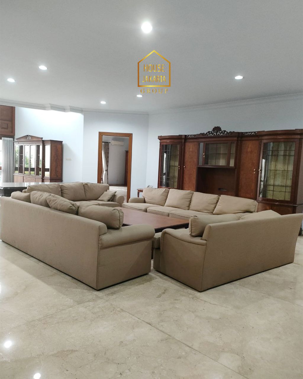 HR1676 Cozy House With Prime Location ? 2 Storey ? Large Garden & Pool