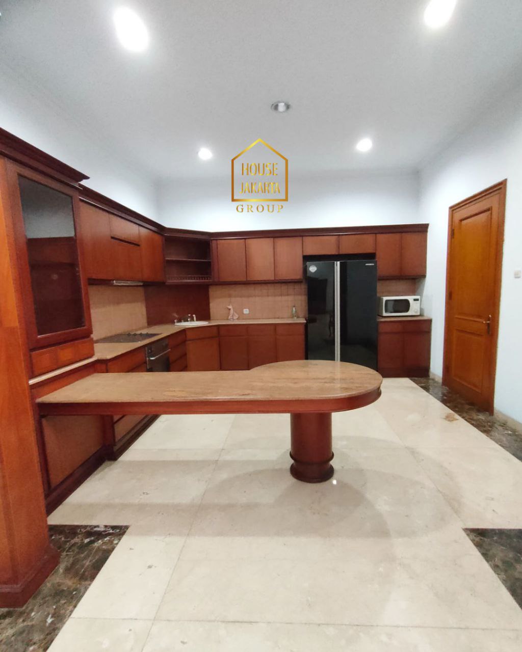 HR1676 Cozy House With Prime Location ? 2 Storey ? Large Garden & Pool