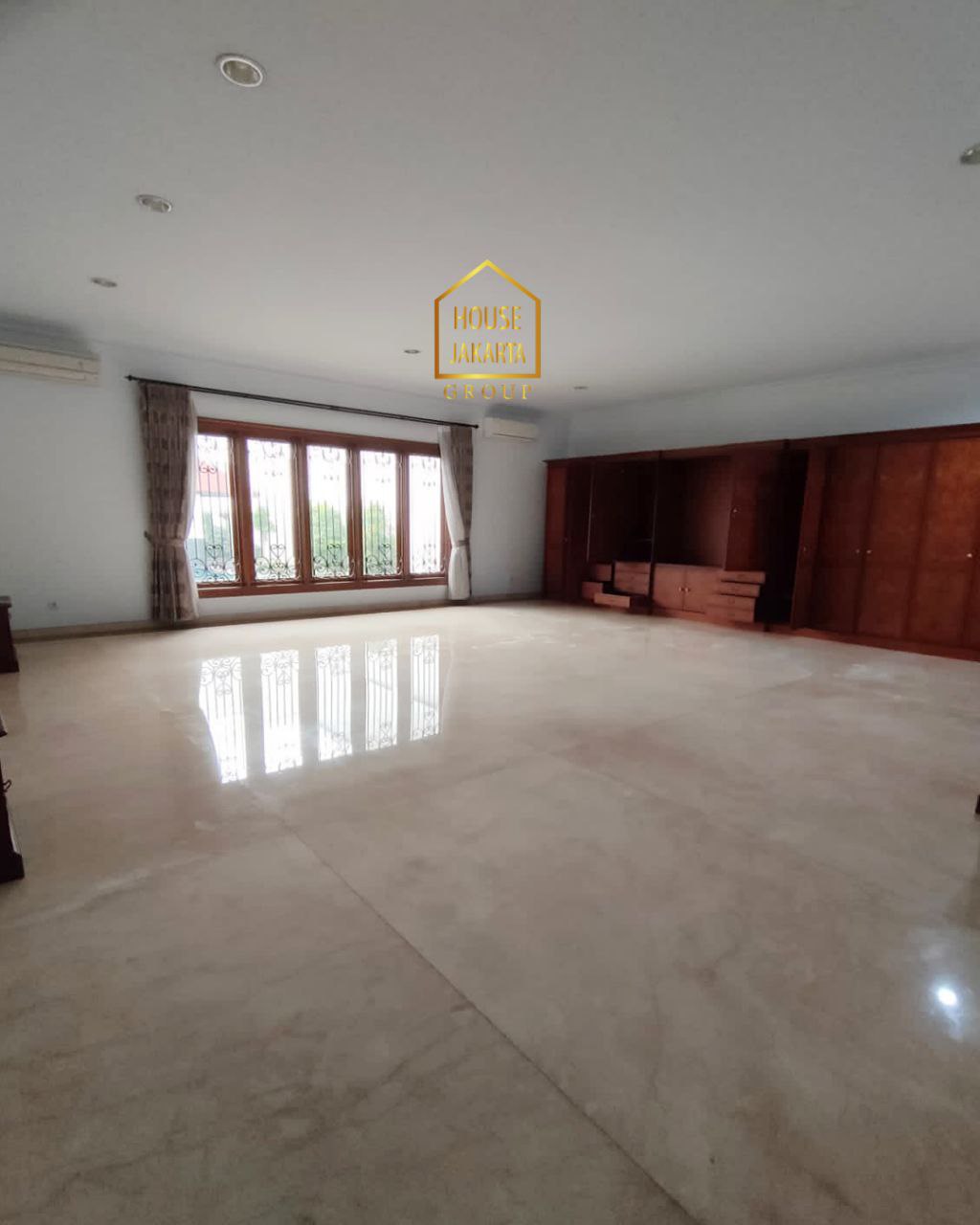 HR1676 Cozy House With Prime Location ? 2 Storey ? Large Garden & Pool