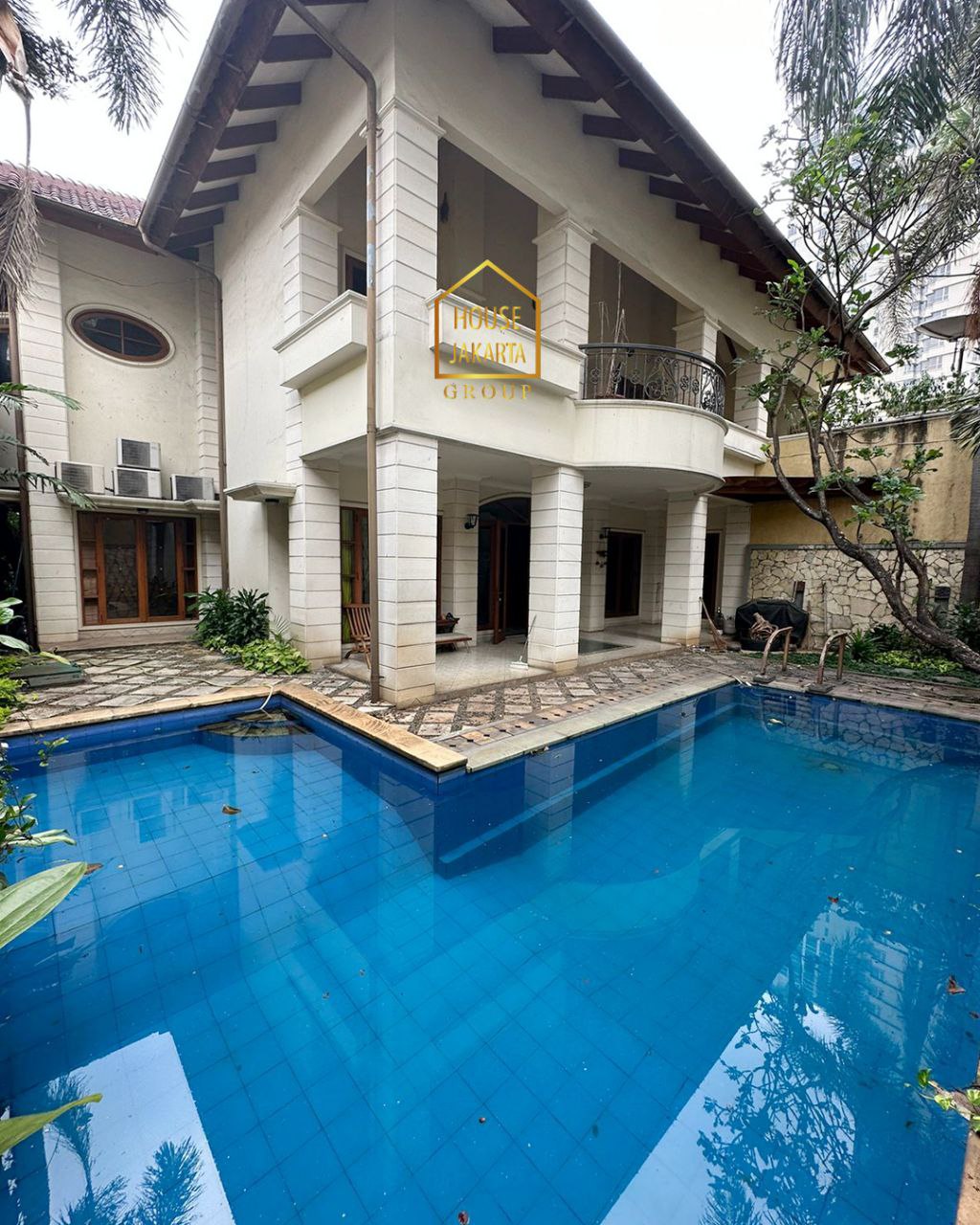 HS1679 Rumah 2 Lantai Siap Huni, Ada Garden & Pool ? Lingkungan Tenang Dalam Komplek.