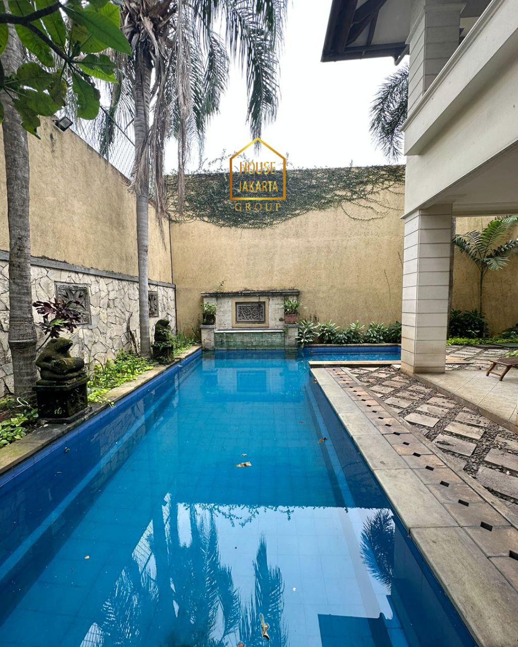 HS1679 Rumah 2 Lantai Siap Huni, Ada Garden & Pool ? Lingkungan Tenang Dalam Komplek.