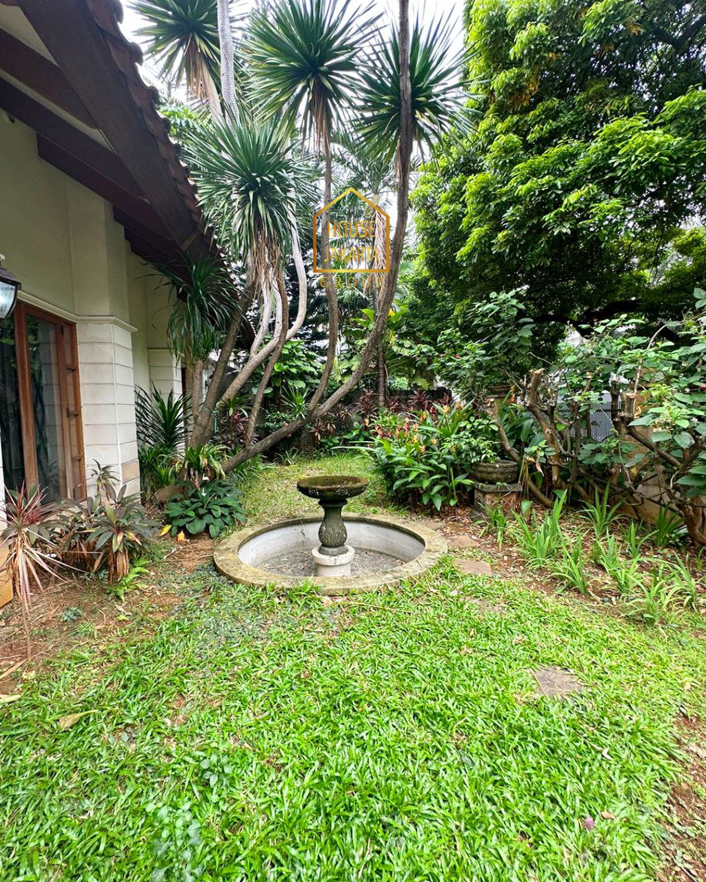 HS1679 Rumah 2 Lantai Siap Huni, Ada Garden & Pool ? Lingkungan Tenang Dalam Komplek.