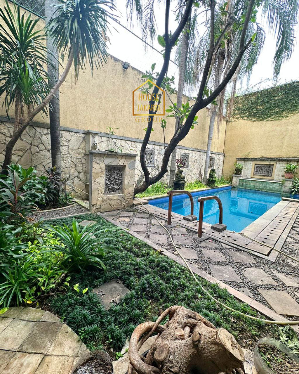 HS1679 Rumah 2 Lantai Siap Huni, Ada Garden & Pool ? Lingkungan Tenang Dalam Komplek.