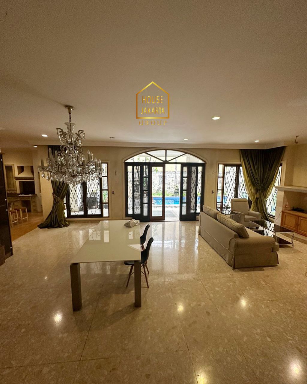 HS1679 Rumah 2 Lantai Siap Huni, Ada Garden & Pool ? Lingkungan Tenang Dalam Komplek.