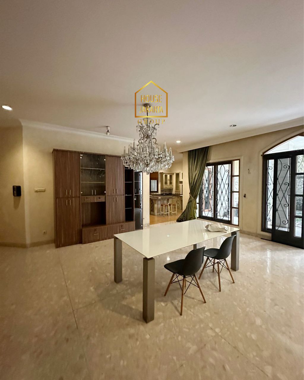 HS1679 Rumah 2 Lantai Siap Huni, Ada Garden & Pool ? Lingkungan Tenang Dalam Komplek.