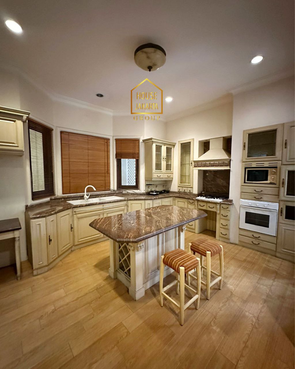 HS1679 Rumah 2 Lantai Siap Huni, Ada Garden & Pool ? Lingkungan Tenang Dalam Komplek.