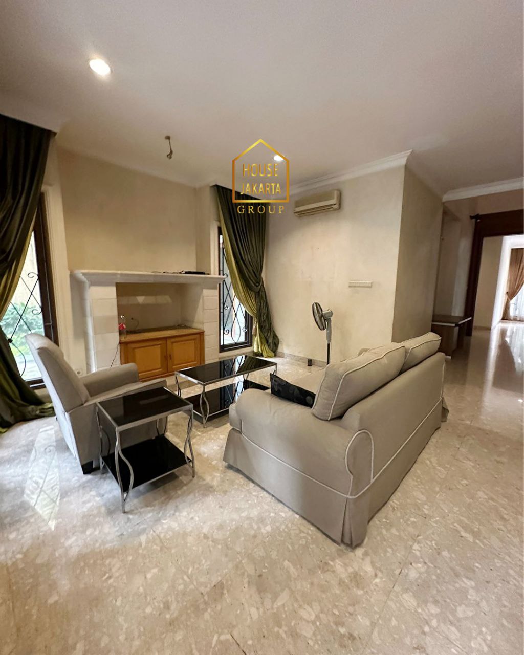 HS1679 Rumah 2 Lantai Siap Huni, Ada Garden & Pool ? Lingkungan Tenang Dalam Komplek.