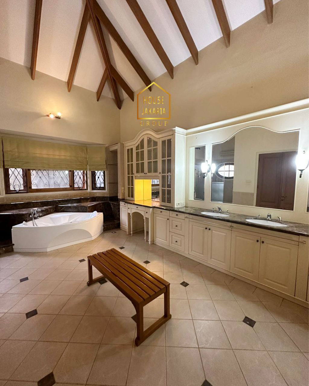 HS1679 Rumah 2 Lantai Siap Huni, Ada Garden & Pool ? Lingkungan Tenang Dalam Komplek.