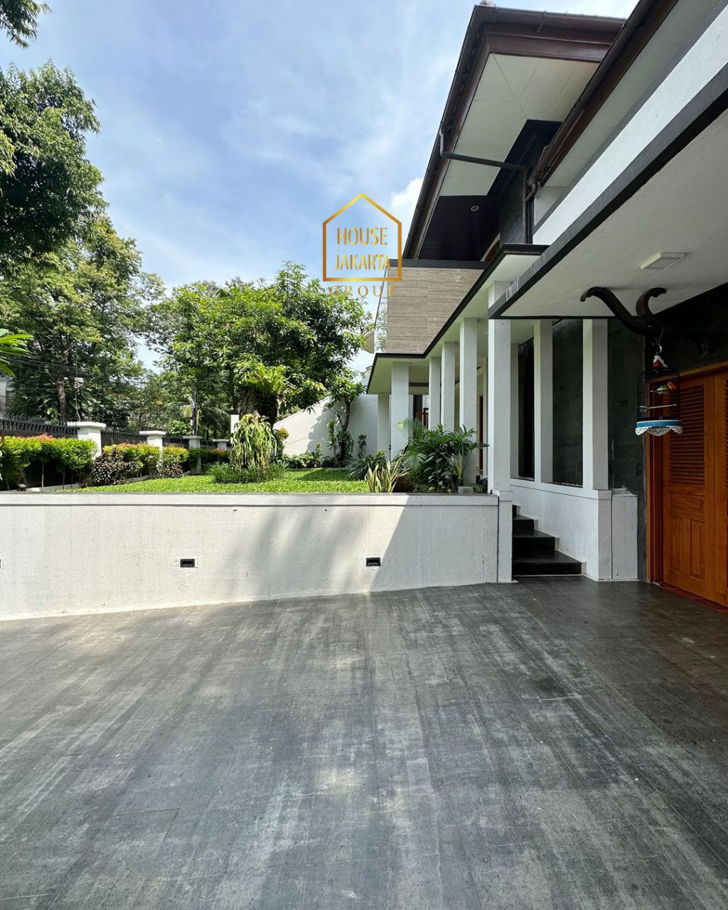 HS1692 Rumah 2 Lantai Siap Huni Ada Garden & Pool. Tanah Kotak. Lingkungan Tenang. Lokasi Elit Dekat SCBD
