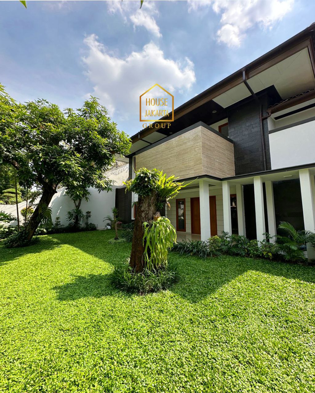 HS1692 Rumah 2 Lantai Siap Huni Ada Garden & Pool. Tanah Kotak. Lingkungan Tenang. Lokasi Elit Dekat SCBD