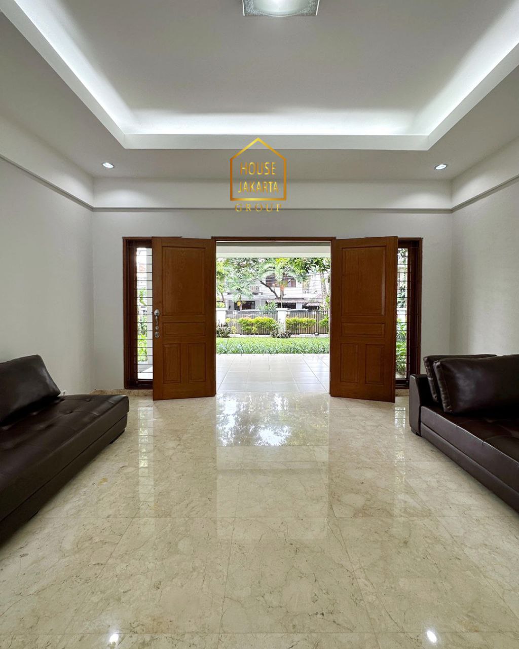 HS1692 Rumah 2 Lantai Siap Huni Ada Garden & Pool. Tanah Kotak. Lingkungan Tenang. Lokasi Elit Dekat SCBD