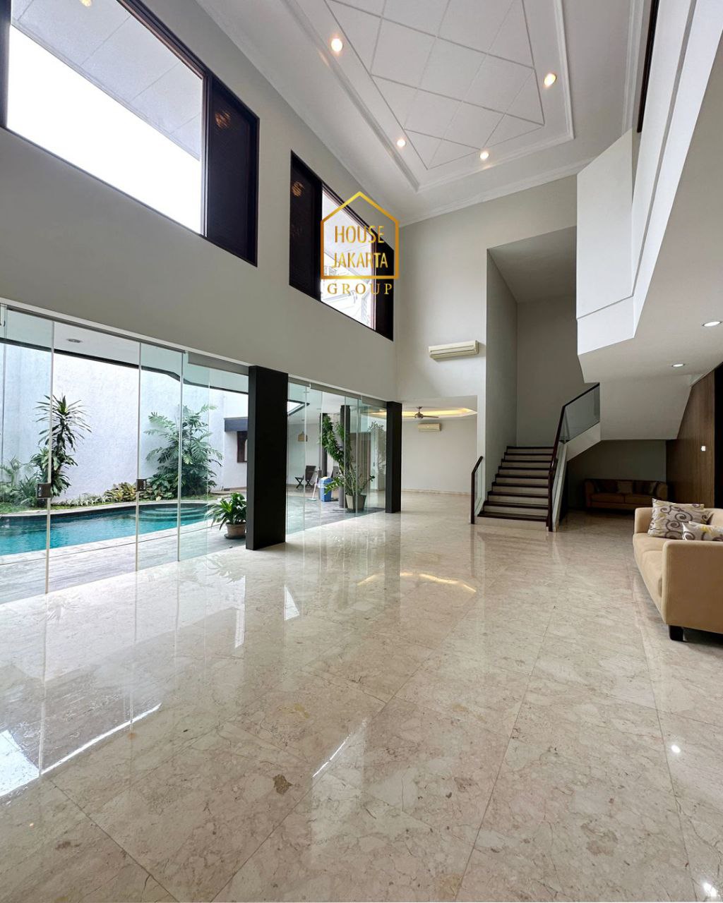 HS1692 Rumah 2 Lantai Siap Huni Ada Garden & Pool. Tanah Kotak. Lingkungan Tenang. Lokasi Elit Dekat SCBD