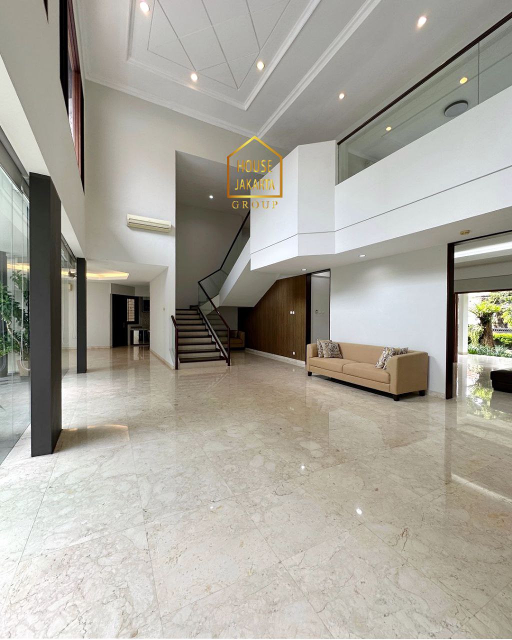 HS1692 Rumah 2 Lantai Siap Huni Ada Garden & Pool. Tanah Kotak. Lingkungan Tenang. Lokasi Elit Dekat SCBD