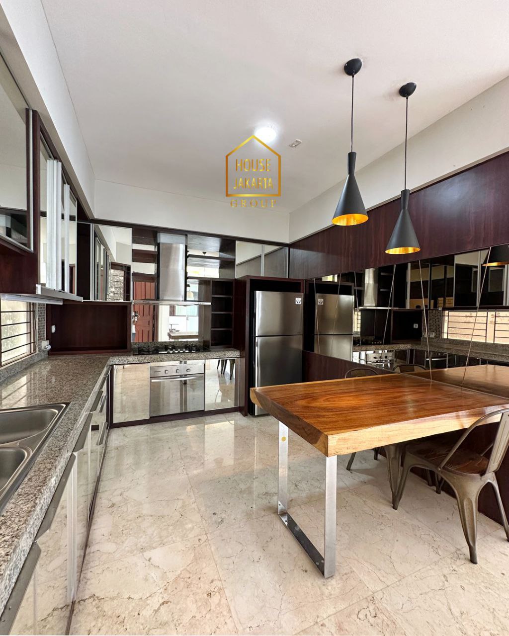 HS1692 Rumah 2 Lantai Siap Huni Ada Garden & Pool. Tanah Kotak. Lingkungan Tenang. Lokasi Elit Dekat SCBD