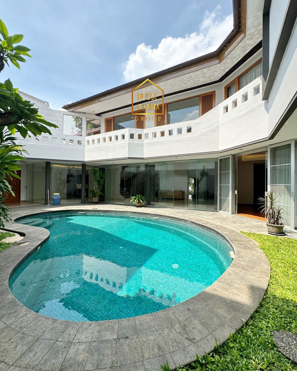 HS1692 Rumah 2 Lantai Siap Huni Ada Garden & Pool. Tanah Kotak. Lingkungan Tenang. Lokasi Elit Dekat SCBD