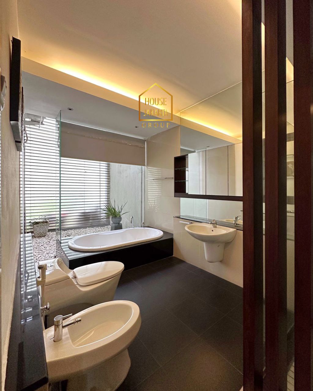 HS1692 Rumah 2 Lantai Siap Huni Ada Garden & Pool. Tanah Kotak. Lingkungan Tenang. Lokasi Elit Dekat SCBD