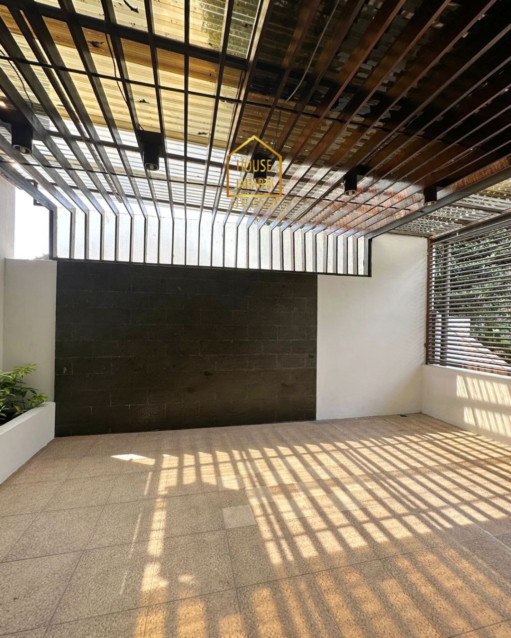 HS1692 Rumah 2 Lantai Siap Huni Ada Garden & Pool. Tanah Kotak. Lingkungan Tenang. Lokasi Elit Dekat SCBD