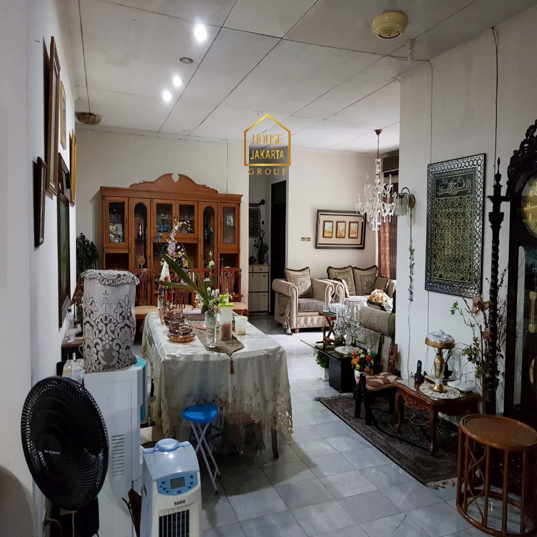 HS1693 Rumah Elite Dengan Taman Luas, Bebas Banjir, Murah, Jalan 2 Mobil Pas