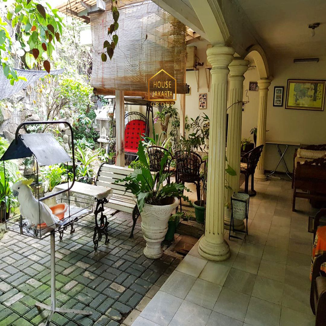 HS1693 Rumah Elite Dengan Taman Luas, Bebas Banjir, Murah, Jalan 2 Mobil Pas