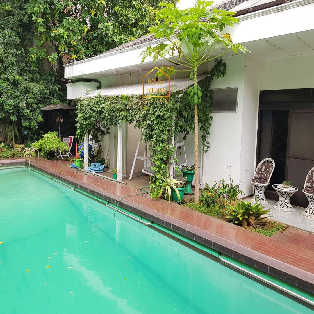 HS1693 Rumah Elite Dengan Taman Luas, Bebas Banjir, Murah, Jalan 2 Mobil Pas