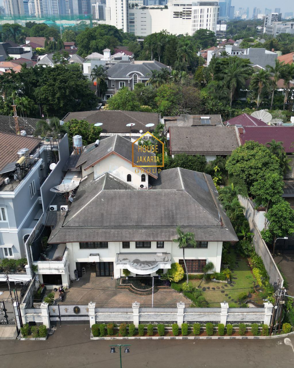 HS1701 Rumah 2 Lantai Siap Huni, Dengan Taman & Parkir Luas, Lokasi Elite, Dekat Senayan, Murah.