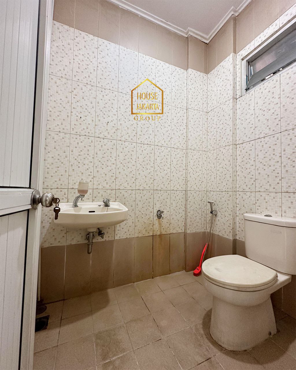 CS1719 TB SIMATUPANG. Ruko 3,5 Lantai, Dekat Pintu Tol, Parkir Luas