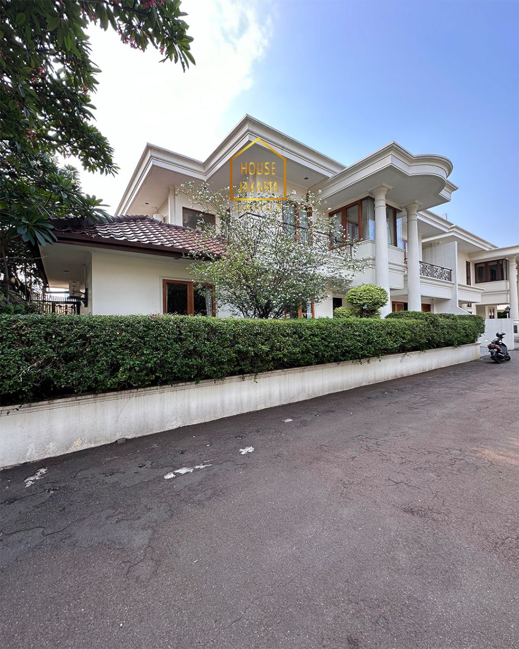 HS1722 Townhouse Kemang Area Elite Dalam Komplek • Lokasi  Strategis,  Dekat McD & Kemang Raya