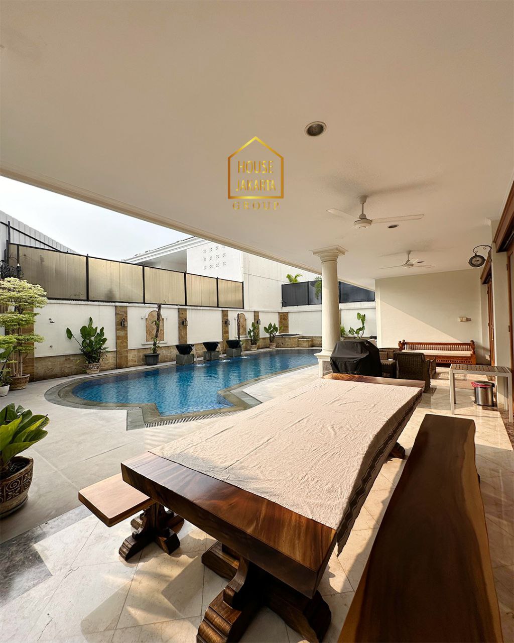 HS1722 Townhouse Kemang Area Elite Dalam Komplek • Lokasi  Strategis,  Dekat McD & Kemang Raya