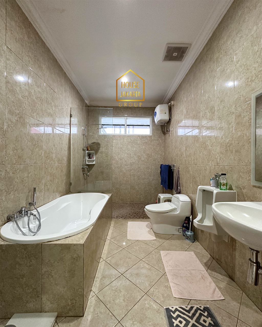 HS1728 CIPETE AREA  Rumah Nyaman Ada Pool dan Taman • Bisa Jual Fully Furnished •  Lokasi Elite