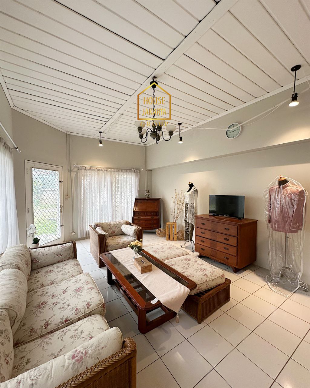 HS1732 Rumah 1,5 Lantai Siap Huni Di Cipete - Cilandak. dengan Taman Luas. Lokasi Strategis,  Dekat  Fatmawati & Simatupang