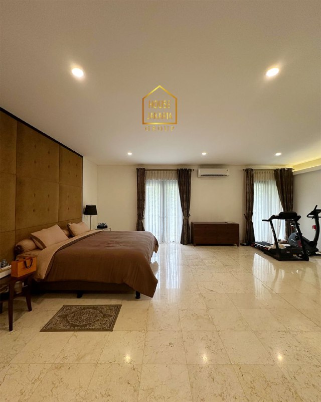 HS1735  Townhouse Kemang Area Murah dengan Taman & Pool. Lingkungan Asri, Elite, dan Strategis.